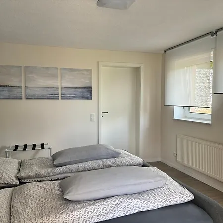 Mit Terrasse Und Eigenem Garten In Ortsrandlage 아파트