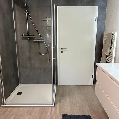 Mit Terrasse Und Eigenem Garten In Ortsrandlage 아파트 *